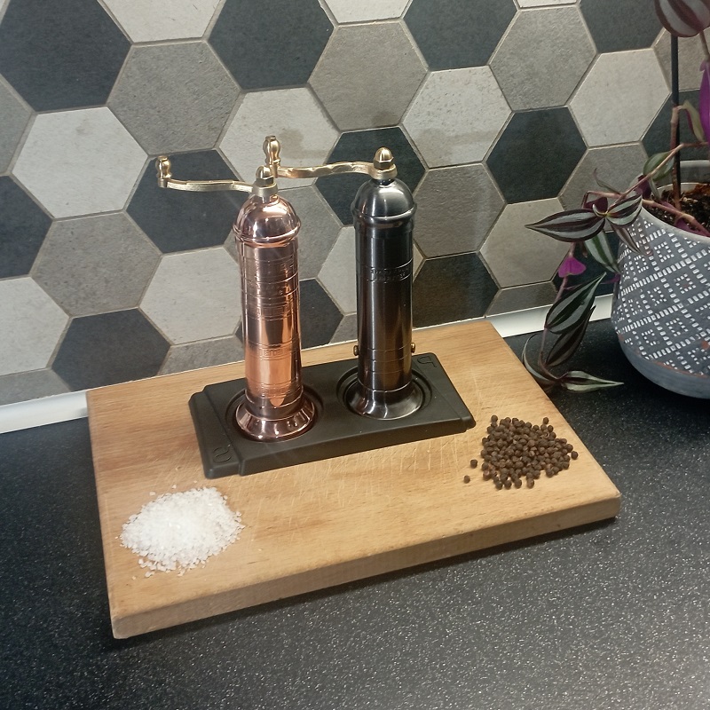 https://www.brasspeppermill.com/wp-content/uploads/2018/08/40943_40408_alexander_hematite_copper_pepper_salt_mill_set.jpg